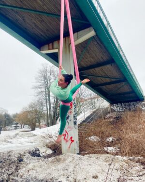 Alma Hätönen Instagram - 💪Terveestä liikuntasuhteesta - Mainos @bjornborg 

Mun liikuntasuhde on käynyt läpi ison mullistuksen viimeisen viiden vuoden aikana. Oon vihdoin pystynyt päästämään irti meidän laihdutuskulttuurin luomasta ajatuksesta liikunnasta vain kalorien polttamisen välineenä. Voi kuinka syvälle se ajatus oli itseeni (ja moneen muuhun) juurtunut. Ja jälleen meidän populaarikulttuuri yrittää herätellä niitä ajatuksia meissä 💔 

Mun ajatusmallien muutos käynnistyi, kun löysin mun lajit, joista yksi on ilma-akrobatia. Se täyttää sydämen onnella ja parantaa. Laji, jossa saan onnistua, tehdä, oppia ja nauraa. Eikä missään roolissa ole kehon muokkaaminen vaan esimerkiksi uuden tempun oppiminen. Saa tehdä yksin, mutta yhdessä, koska yhdessähän me aina pähkäillään, et miten hemmetissä jokin temppu tehdään 😂 Nämä on yksilöllisiä asioita, mutta mulle tämä on niin hyvä, enkä suostu enää palaamaan vanhaan. 

Uskon, että jokaiselle on olemassa se laji, joka parantaa ja jonka parissa voi oikeasti löytää liikunnan ilon. Toivon, että löydät sen ✨

PS. Oli muuten huomattavasti jännempää roikkua tuolla pakkassäällä asfaltin ja jään päällä, kuin lämpimässä salissa turvapatjan yllä 🥶

Swaippaamalla näät mikä tää vaaleanpunainen unelma mun harteilla on! 

📷: @petrakalliomaa 

#traintolive #bjornborg
