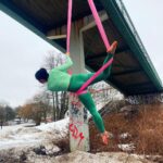 Alma Hätönen Instagram - 💪Terveestä liikuntasuhteesta - Mainos @bjornborg Mun liikuntasuhde on käynyt läpi ison mullistuksen viimeisen viiden vuoden aikana. Oon vihdoin pystynyt päästämään irti meidän laihdutuskulttuurin luomasta ajatuksesta liikunnasta vain kalorien polttamisen välineenä. Voi kuinka syvälle se ajatus oli itseeni (ja moneen muuhun) juurtunut. Ja jälleen meidän populaarikulttuuri yrittää herätellä niitä ajatuksia meissä 💔 Mun ajatusmallien muutos käynnistyi, kun löysin mun lajit, joista yksi on ilma-akrobatia. Se täyttää sydämen onnella ja parantaa. Laji, jossa saan onnistua, tehdä, oppia ja nauraa. Eikä missään roolissa ole kehon muokkaaminen vaan esimerkiksi uuden tempun oppiminen. Saa tehdä yksin, mutta yhdessä, koska yhdessähän me aina pähkäillään, et miten hemmetissä jokin temppu tehdään 😂 Nämä on yksilöllisiä asioita, mutta mulle tämä on niin hyvä, enkä suostu enää palaamaan vanhaan. Uskon, että jokaiselle on olemassa se laji, joka parantaa ja jonka parissa voi oikeasti löytää liikunnan ilon. Toivon, että löydät sen ✨ PS. Oli muuten huomattavasti jännempää roikkua tuolla pakkassäällä asfaltin ja jään päällä, kuin lämpimässä salissa turvapatjan yllä 🥶 Swaippaamalla näät mikä tää vaaleanpunainen unelma mun harteilla on! 📷: @petrakalliomaa #traintolive #bjornborg