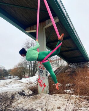 Alma Hätönen Instagram - 💪Terveestä liikuntasuhteesta - Mainos @bjornborg 

Mun liikuntasuhde on käynyt läpi ison mullistuksen viimeisen viiden vuoden aikana. Oon vihdoin pystynyt päästämään irti meidän laihdutuskulttuurin luomasta ajatuksesta liikunnasta vain kalorien polttamisen välineenä. Voi kuinka syvälle se ajatus oli itseeni (ja moneen muuhun) juurtunut. Ja jälleen meidän populaarikulttuuri yrittää herätellä niitä ajatuksia meissä 💔 

Mun ajatusmallien muutos käynnistyi, kun löysin mun lajit, joista yksi on ilma-akrobatia. Se täyttää sydämen onnella ja parantaa. Laji, jossa saan onnistua, tehdä, oppia ja nauraa. Eikä missään roolissa ole kehon muokkaaminen vaan esimerkiksi uuden tempun oppiminen. Saa tehdä yksin, mutta yhdessä, koska yhdessähän me aina pähkäillään, et miten hemmetissä jokin temppu tehdään 😂 Nämä on yksilöllisiä asioita, mutta mulle tämä on niin hyvä, enkä suostu enää palaamaan vanhaan. 

Uskon, että jokaiselle on olemassa se laji, joka parantaa ja jonka parissa voi oikeasti löytää liikunnan ilon. Toivon, että löydät sen ✨

PS. Oli muuten huomattavasti jännempää roikkua tuolla pakkassäällä asfaltin ja jään päällä, kuin lämpimässä salissa turvapatjan yllä 🥶

Swaippaamalla näät mikä tää vaaleanpunainen unelma mun harteilla on! 

📷: @petrakalliomaa 

#traintolive #bjornborg