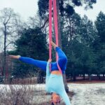 Alma Hätönen Instagram - 💪Terveestä liikuntasuhteesta - Mainos @bjornborg Mun liikuntasuhde on käynyt läpi ison mullistuksen viimeisen viiden vuoden aikana. Oon vihdoin pystynyt päästämään irti meidän laihdutuskulttuurin luomasta ajatuksesta liikunnasta vain kalorien polttamisen välineenä. Voi kuinka syvälle se ajatus oli itseeni (ja moneen muuhun) juurtunut. Ja jälleen meidän populaarikulttuuri yrittää herätellä niitä ajatuksia meissä 💔 Mun ajatusmallien muutos käynnistyi, kun löysin mun lajit, joista yksi on ilma-akrobatia. Se täyttää sydämen onnella ja parantaa. Laji, jossa saan onnistua, tehdä, oppia ja nauraa. Eikä missään roolissa ole kehon muokkaaminen vaan esimerkiksi uuden tempun oppiminen. Saa tehdä yksin, mutta yhdessä, koska yhdessähän me aina pähkäillään, et miten hemmetissä jokin temppu tehdään 😂 Nämä on yksilöllisiä asioita, mutta mulle tämä on niin hyvä, enkä suostu enää palaamaan vanhaan. Uskon, että jokaiselle on olemassa se laji, joka parantaa ja jonka parissa voi oikeasti löytää liikunnan ilon. Toivon, että löydät sen ✨ PS. Oli muuten huomattavasti jännempää roikkua tuolla pakkassäällä asfaltin ja jään päällä, kuin lämpimässä salissa turvapatjan yllä 🥶 Swaippaamalla näät mikä tää vaaleanpunainen unelma mun harteilla on! 📷: @petrakalliomaa #traintolive #bjornborg