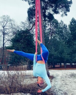 Alma Hätönen Instagram - 💪Terveestä liikuntasuhteesta - Mainos @bjornborg 

Mun liikuntasuhde on käynyt läpi ison mullistuksen viimeisen viiden vuoden aikana. Oon vihdoin pystynyt päästämään irti meidän laihdutuskulttuurin luomasta ajatuksesta liikunnasta vain kalorien polttamisen välineenä. Voi kuinka syvälle se ajatus oli itseeni (ja moneen muuhun) juurtunut. Ja jälleen meidän populaarikulttuuri yrittää herätellä niitä ajatuksia meissä 💔 

Mun ajatusmallien muutos käynnistyi, kun löysin mun lajit, joista yksi on ilma-akrobatia. Se täyttää sydämen onnella ja parantaa. Laji, jossa saan onnistua, tehdä, oppia ja nauraa. Eikä missään roolissa ole kehon muokkaaminen vaan esimerkiksi uuden tempun oppiminen. Saa tehdä yksin, mutta yhdessä, koska yhdessähän me aina pähkäillään, et miten hemmetissä jokin temppu tehdään 😂 Nämä on yksilöllisiä asioita, mutta mulle tämä on niin hyvä, enkä suostu enää palaamaan vanhaan. 

Uskon, että jokaiselle on olemassa se laji, joka parantaa ja jonka parissa voi oikeasti löytää liikunnan ilon. Toivon, että löydät sen ✨

PS. Oli muuten huomattavasti jännempää roikkua tuolla pakkassäällä asfaltin ja jään päällä, kuin lämpimässä salissa turvapatjan yllä 🥶

Swaippaamalla näät mikä tää vaaleanpunainen unelma mun harteilla on! 

📷: @petrakalliomaa 

#traintolive #bjornborg