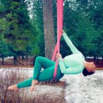 Alma Hätönen Instagram - 💪Terveestä liikuntasuhteesta - Mainos @bjornborg Mun liikuntasuhde on käynyt läpi ison mullistuksen viimeisen viiden vuoden aikana. Oon vihdoin pystynyt päästämään irti meidän laihdutuskulttuurin luomasta ajatuksesta liikunnasta vain kalorien polttamisen välineenä. Voi kuinka syvälle se ajatus oli itseeni (ja moneen muuhun) juurtunut. Ja jälleen meidän populaarikulttuuri yrittää herätellä niitä ajatuksia meissä 💔 Mun ajatusmallien muutos käynnistyi, kun löysin mun lajit, joista yksi on ilma-akrobatia. Se täyttää sydämen onnella ja parantaa. Laji, jossa saan onnistua, tehdä, oppia ja nauraa. Eikä missään roolissa ole kehon muokkaaminen vaan esimerkiksi uuden tempun oppiminen. Saa tehdä yksin, mutta yhdessä, koska yhdessähän me aina pähkäillään, et miten hemmetissä jokin temppu tehdään 😂 Nämä on yksilöllisiä asioita, mutta mulle tämä on niin hyvä, enkä suostu enää palaamaan vanhaan. Uskon, että jokaiselle on olemassa se laji, joka parantaa ja jonka parissa voi oikeasti löytää liikunnan ilon. Toivon, että löydät sen ✨ PS. Oli muuten huomattavasti jännempää roikkua tuolla pakkassäällä asfaltin ja jään päällä, kuin lämpimässä salissa turvapatjan yllä 🥶 Swaippaamalla näät mikä tää vaaleanpunainen unelma mun harteilla on! 📷: @petrakalliomaa #traintolive #bjornborg