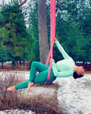Alma Hätönen Instagram - 💪Terveestä liikuntasuhteesta - Mainos @bjornborg 

Mun liikuntasuhde on käynyt läpi ison mullistuksen viimeisen viiden vuoden aikana. Oon vihdoin pystynyt päästämään irti meidän laihdutuskulttuurin luomasta ajatuksesta liikunnasta vain kalorien polttamisen välineenä. Voi kuinka syvälle se ajatus oli itseeni (ja moneen muuhun) juurtunut. Ja jälleen meidän populaarikulttuuri yrittää herätellä niitä ajatuksia meissä 💔 

Mun ajatusmallien muutos käynnistyi, kun löysin mun lajit, joista yksi on ilma-akrobatia. Se täyttää sydämen onnella ja parantaa. Laji, jossa saan onnistua, tehdä, oppia ja nauraa. Eikä missään roolissa ole kehon muokkaaminen vaan esimerkiksi uuden tempun oppiminen. Saa tehdä yksin, mutta yhdessä, koska yhdessähän me aina pähkäillään, et miten hemmetissä jokin temppu tehdään 😂 Nämä on yksilöllisiä asioita, mutta mulle tämä on niin hyvä, enkä suostu enää palaamaan vanhaan. 

Uskon, että jokaiselle on olemassa se laji, joka parantaa ja jonka parissa voi oikeasti löytää liikunnan ilon. Toivon, että löydät sen ✨

PS. Oli muuten huomattavasti jännempää roikkua tuolla pakkassäällä asfaltin ja jään päällä, kuin lämpimässä salissa turvapatjan yllä 🥶

Swaippaamalla näät mikä tää vaaleanpunainen unelma mun harteilla on! 

📷: @petrakalliomaa 

#traintolive #bjornborg