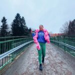 Alma Hätönen Instagram - 💪Terveestä liikuntasuhteesta - Mainos @bjornborg Mun liikuntasuhde on käynyt läpi ison mullistuksen viimeisen viiden vuoden aikana. Oon vihdoin pystynyt päästämään irti meidän laihdutuskulttuurin luomasta ajatuksesta liikunnasta vain kalorien polttamisen välineenä. Voi kuinka syvälle se ajatus oli itseeni (ja moneen muuhun) juurtunut. Ja jälleen meidän populaarikulttuuri yrittää herätellä niitä ajatuksia meissä 💔 Mun ajatusmallien muutos käynnistyi, kun löysin mun lajit, joista yksi on ilma-akrobatia. Se täyttää sydämen onnella ja parantaa. Laji, jossa saan onnistua, tehdä, oppia ja nauraa. Eikä missään roolissa ole kehon muokkaaminen vaan esimerkiksi uuden tempun oppiminen. Saa tehdä yksin, mutta yhdessä, koska yhdessähän me aina pähkäillään, et miten hemmetissä jokin temppu tehdään 😂 Nämä on yksilöllisiä asioita, mutta mulle tämä on niin hyvä, enkä suostu enää palaamaan vanhaan. Uskon, että jokaiselle on olemassa se laji, joka parantaa ja jonka parissa voi oikeasti löytää liikunnan ilon. Toivon, että löydät sen ✨ PS. Oli muuten huomattavasti jännempää roikkua tuolla pakkassäällä asfaltin ja jään päällä, kuin lämpimässä salissa turvapatjan yllä 🥶 Swaippaamalla näät mikä tää vaaleanpunainen unelma mun harteilla on! 📷: @petrakalliomaa #traintolive #bjornborg