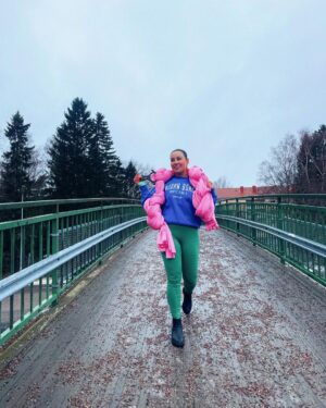 Alma Hätönen Instagram - 💪Terveestä liikuntasuhteesta - Mainos @bjornborg 

Mun liikuntasuhde on käynyt läpi ison mullistuksen viimeisen viiden vuoden aikana. Oon vihdoin pystynyt päästämään irti meidän laihdutuskulttuurin luomasta ajatuksesta liikunnasta vain kalorien polttamisen välineenä. Voi kuinka syvälle se ajatus oli itseeni (ja moneen muuhun) juurtunut. Ja jälleen meidän populaarikulttuuri yrittää herätellä niitä ajatuksia meissä 💔 

Mun ajatusmallien muutos käynnistyi, kun löysin mun lajit, joista yksi on ilma-akrobatia. Se täyttää sydämen onnella ja parantaa. Laji, jossa saan onnistua, tehdä, oppia ja nauraa. Eikä missään roolissa ole kehon muokkaaminen vaan esimerkiksi uuden tempun oppiminen. Saa tehdä yksin, mutta yhdessä, koska yhdessähän me aina pähkäillään, et miten hemmetissä jokin temppu tehdään 😂 Nämä on yksilöllisiä asioita, mutta mulle tämä on niin hyvä, enkä suostu enää palaamaan vanhaan. 

Uskon, että jokaiselle on olemassa se laji, joka parantaa ja jonka parissa voi oikeasti löytää liikunnan ilon. Toivon, että löydät sen ✨

PS. Oli muuten huomattavasti jännempää roikkua tuolla pakkassäällä asfaltin ja jään päällä, kuin lämpimässä salissa turvapatjan yllä 🥶

Swaippaamalla näät mikä tää vaaleanpunainen unelma mun harteilla on! 

📷: @petrakalliomaa 

#traintolive #bjornborg