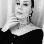 Alma Hätönen Instagram - Välillä tuntuu, että kadottaa yhteyden. Kun ympärillä on haipakkaa niin voi humahtaa negatiivisen energian vietäväksi ja sitten se onkin ainoa mitä enää ympärillään näkee. Näkee vain virheet, juorut, väsymyksen, kiireen, huolet. Parasta siinä, että vähensin aikaan töiden määrää on se, että oli aikaa ja tilaa löytää yhteys uudelleen. Yhteys itseensä, universumiin, omaan seksuaalisuuteen, luontoon, läheisiin ja kaikkeen ympärillämme. Värähdellä taas energialla, joka kutsuu luoksensa ja näkee taikaa ympärillään. Hyväksyy huolet, mutta huomioi valon. Itkee, kun itkettää, mutta suhtautuu siihenkin lempeydellä. Sen taustalla on kiitollisuus ja läsnäolo. Omien haaveiden sanoittaminen ja sitten niiden luovuttaminen universumille, joka tietää paremmin. Ihan vaan, koska jotain parempaa voi tulla tilalle, jotain mitä ei itse osaa edes kuvitella. Usein muutos ja kasvu voi olla vaikeita joillekin meidän lähellä, mutta loistathan silti. ✨ Musta tuntuu jälleen itseltäni ja se on IHANAA. Sen eteen on otettu monta pientä askelta ja otan ne uudelleen joka päivä💜
