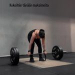 Alma Hätönen Instagram - 100KG!!!!🥹 Okei loppua kohden paketti ei ihan pysynyt kasassa, mutta oon silti ihan superylpeä itsestäni. Pitkälle on tultu 🖤 Kun alotettiin tää projekti olin päättänyt, etten enää ikinä halua laihduttaa tai antautua laihdutuskulttuurin vietäväksi. Tuhlata aikaa ja ajatuksia sille. Sovittiin mun valmentajan Jonin kanssa, että tehdään musta vahva, liikkuva ja tehdään juttuja, jotka tukevat ilma-akroa. Oon niin onnellinen siitä, että mä (ja me) ollaan pystytty siihen ja oon pitänyt jatkuvasti mielessä sen, että tahdon terveen vahvan kehon, enkä ole urheillut enää kertaakaan ulkonäkö edellä💪Se voi kuulostaa jollekin helpolta jutulta, mutta on vaatinut (ja vaatii edelleen) multa paljon ajatusmallien muuttamista ja ympäristön, joka tukee sitä🫶