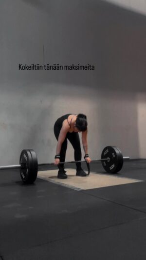 Alma Hätönen Instagram - 100KG!!!!🥹 Okei loppua kohden paketti ei ihan pysynyt kasassa, mutta oon silti ihan superylpeä itsestäni. Pitkälle on tultu 🖤 Kun alotettiin tää projekti olin päättänyt, etten enää ikinä halua laihduttaa tai antautua laihdutuskulttuurin vietäväksi. Tuhlata aikaa ja ajatuksia sille. Sovittiin mun valmentajan Jonin kanssa, että tehdään musta vahva, liikkuva ja tehdään juttuja, jotka tukevat ilma-akroa. Oon niin onnellinen siitä, että mä (ja me) ollaan pystytty siihen ja oon pitänyt jatkuvasti mielessä sen, että tahdon terveen vahvan kehon, enkä ole urheillut enää kertaakaan ulkonäkö edellä💪Se voi kuulostaa jollekin helpolta jutulta, mutta on vaatinut (ja vaatii edelleen) multa paljon ajatusmallien muuttamista ja ympäristön, joka tukee sitä🫶
