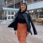 Alma Hätönen Instagram - Kehittyykö kehosuhde aina vain paremmaksi? Mun vastaus on, että HELL NO!🥴 Mun on jotenkin erittäin vaikea myöntää tätä ja tää tuntuu tosi tosi henkilökohtaiselta jakaa, mutta jotenkin samalla tärkeältä. Jäin kiinni itselleni siitä, että tajusin kuinka vähän viime aikoina oon halunnut olla näkyvillä. Enkä tarkoita pelkästään mediassa tai somessa, vaan ihan kokonaisvaltaisesti. Otan kuvia ja videoita, joita en koskaan haluakaan julkaista. Se johtuu siitä, että mun kehosuhde on ottanut takapakkia. Ne on ne mielen sisäiset möröt, joilla ei oo yhtään mitään tekemistä todellisuuden kanssa. Vaikka tiedostan sen miten hieno ja toimiva mun keho ja kuinka se pystyy vaikka mihin niin nyt on vaan ollut vaikeata. Vuosia olin tosi hyvässä paikassa mun kehoon ja ulkonäköön liittyvien asioiden kanssa, mutta nyt joku vanha opittu kaava on kuin salaa hiipinyt mun mieleen ja alkanut rajoittamaan olemista, näkymistä. Tää voi kuulostaa tosi pinnalliselta jonkun mielestä, mutta uskon, että jokainen joka on kasvanut näiden meidän yhteiskunnan järkyttävien ulkonäköpaineiden kanssa ymmärtää miten kompleksisesta asiasta on kyse. Ihan muihin henkisiin kuormituksiin liittyvät asiat saavat mielen etsimään kontrollia tätä kautta. Miten syvälle meihin on koodattu nämä asiat. Ja se koodi pitää purkaa näköjään ainakin mun kohdalla uudelleen ja uudelleen 💜 Mulla ei oo mitään suurta loppukaneettia, että ”tee näin ja se siitä” ja nyt on homma hoidettu! Vaan halusin vaan sanoa, että on ihan ok, jos välillä on hukassa itsessään ja itsensä kanssa. Välillä vaan pitää koittaa löytää yhteys kehoonsa uusiksi ja lähteä sille tielle lempeydestä käsin. Lähetän täältä tosi ison halauksen jokaiselle jolla on tänään vaikea päivä! Oot aivan ihana ja ansaitset sen, että rakastat itseäsi💜
