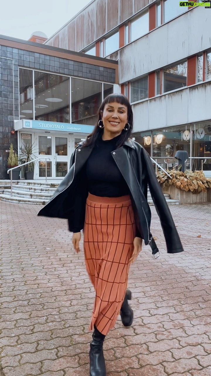 Alma Hätönen Instagram - Kehittyykö kehosuhde aina vain paremmaksi? Mun vastaus on, että HELL NO!🥴 Mun on jotenkin erittäin vaikea myöntää tätä ja tää tuntuu tosi tosi henkilökohtaiselta jakaa, mutta jotenkin samalla tärkeältä. Jäin kiinni itselleni siitä, että tajusin kuinka vähän viime aikoina oon halunnut olla näkyvillä. Enkä tarkoita pelkästään mediassa tai somessa, vaan ihan kokonaisvaltaisesti. Otan kuvia ja videoita, joita en koskaan haluakaan julkaista. Se johtuu siitä, että mun kehosuhde on ottanut takapakkia. Ne on ne mielen sisäiset möröt, joilla ei oo yhtään mitään tekemistä todellisuuden kanssa. Vaikka tiedostan sen miten hieno ja toimiva mun keho ja kuinka se pystyy vaikka mihin niin nyt on vaan ollut vaikeata. Vuosia olin tosi hyvässä paikassa mun kehoon ja ulkonäköön liittyvien asioiden kanssa, mutta nyt joku vanha opittu kaava on kuin salaa hiipinyt mun mieleen ja alkanut rajoittamaan olemista, näkymistä. Tää voi kuulostaa tosi pinnalliselta jonkun mielestä, mutta uskon, että jokainen joka on kasvanut näiden meidän yhteiskunnan järkyttävien ulkonäköpaineiden kanssa ymmärtää miten kompleksisesta asiasta on kyse. Ihan muihin henkisiin kuormituksiin liittyvät asiat saavat mielen etsimään kontrollia tätä kautta. Miten syvälle meihin on koodattu nämä asiat. Ja se koodi pitää purkaa näköjään ainakin mun kohdalla uudelleen ja uudelleen 💜 Mulla ei oo mitään suurta loppukaneettia, että ”tee näin ja se siitä” ja nyt on homma hoidettu! Vaan halusin vaan sanoa, että on ihan ok, jos välillä on hukassa itsessään ja itsensä kanssa. Välillä vaan pitää koittaa löytää yhteys kehoonsa uusiksi ja lähteä sille tielle lempeydestä käsin. Lähetän täältä tosi ison halauksen jokaiselle jolla on tänään vaikea päivä! Oot aivan ihana ja ansaitset sen, että rakastat itseäsi💜