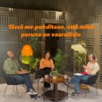 Alma Hätönen Instagram - Tässä pohditaan, että mikä peruna on vaarallisin🥔 Ite sanoisin, että ehkä rosamunda! Äänen himossa tällä viikolla käsittelyssä todella hauska cozy crime dekkarikuunnelmasarja Puutarhakaupungin murhamysteeri, jossa käy ilmi, että puutarhakaupungissa on tapahtunut jälleen on uusi perunamurha 😳 Uusin Äänen himo sekä Puutarhakaupungin murhamysteeri löytyy nyt Yle Areenasta. Laitan linkin storyyn! #äänenhimo #podcast