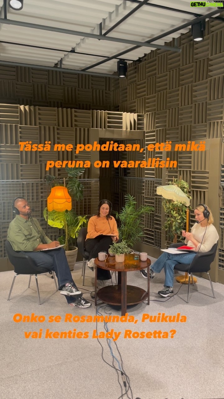Alma Hätönen Instagram - Tässä pohditaan, että mikä peruna on vaarallisin🥔 Ite sanoisin, että ehkä rosamunda! Äänen himossa tällä viikolla käsittelyssä todella hauska cozy crime dekkarikuunnelmasarja Puutarhakaupungin murhamysteeri, jossa käy ilmi, että puutarhakaupungissa on tapahtunut jälleen on uusi perunamurha 😳 Uusin Äänen himo sekä Puutarhakaupungin murhamysteeri löytyy nyt Yle Areenasta. Laitan linkin storyyn! #äänenhimo #podcast