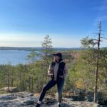 Alma Hätönen Instagram - Kuten te tiedätte Jaakon perheen Lapin mökki on ollut mun turvapaikka viimeiset melkein 8 vuotta. En voi missään niin hyvin kuin siellä. 🥹 Tultiin viikko sitten Helsinkiin ja mulla meni heti unet. Siis lähes kokonaan ja koko viime viikoksi. Hermosto on oppinut, että täällä Helsingissä normaali olotila on ylivireys ja ylikuormitus ja keho hakeutuu siihen automaattisesti. Joten heitän nyt universumille pyynnön mahdollisuudesta muuttaa elämän painotus sellaiseksi, että sen sijaan, että asun Helsingissä ja käyn Lapissa lepäämässä niin arki olisikin suurimmaksi osaksi Lapissa ja tulisin säännöllisesti Helsinkiin käymään tekemään hommia💜 Että suhde olisi 70-30 näin päin. Kaipaan hitaampaa elämän rytmiä. Ultimaattisena haaveena olisi joskus löytää paikka Ylläksen läheisyydestä. Tämä haave vaatii monta muutosta onnistuakseen ja vie varmasti kauan ennen kuin olisi käytännössä mahdollista. Yhtenä muutoksena sen, että voisin tehdä mun työtä Helsingin lisäksi pohjoisesta käsin. Eli jos on mielessä yhteistöitä, media-alan töitä tai muita projekteja Lapin suunnalla, huikkaa mulle!🤩 (Saa toki huikata myös Helsingissä olevista hommista ens vuodelle💜) Toistaiseksi vaan heitän tän maailmalle näin tuosta noin vain ja odottelen. Menee siihen vuosi tai viisi niin ehkä joskus vielä ✨
