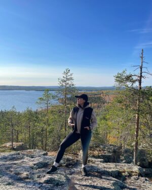 Alma Hätönen Instagram - Kuten te tiedätte Jaakon perheen Lapin mökki on ollut mun turvapaikka viimeiset melkein 8 vuotta. En voi missään niin hyvin kuin siellä. 🥹

Tultiin viikko sitten Helsinkiin ja mulla meni heti unet. Siis lähes kokonaan ja koko viime viikoksi. Hermosto on oppinut, että täällä Helsingissä normaali olotila on ylivireys ja ylikuormitus ja keho hakeutuu siihen automaattisesti.

Joten heitän nyt universumille pyynnön mahdollisuudesta muuttaa elämän painotus sellaiseksi, että sen sijaan, että asun Helsingissä ja käyn Lapissa lepäämässä niin arki olisikin suurimmaksi osaksi Lapissa ja tulisin säännöllisesti Helsinkiin käymään tekemään hommia💜 Että suhde olisi 70-30 näin päin. Kaipaan hitaampaa elämän rytmiä. Ultimaattisena haaveena olisi joskus löytää paikka Ylläksen läheisyydestä. 
 
Tämä haave vaatii monta muutosta onnistuakseen ja vie varmasti kauan ennen kuin olisi käytännössä mahdollista. Yhtenä muutoksena sen, että voisin tehdä mun työtä Helsingin lisäksi pohjoisesta käsin. Eli jos on mielessä yhteistöitä, media-alan töitä tai muita projekteja Lapin suunnalla, huikkaa mulle!🤩 (Saa toki huikata myös Helsingissä olevista hommista ens vuodelle💜)

Toistaiseksi vaan heitän tän maailmalle näin tuosta noin vain ja odottelen. Menee siihen vuosi tai viisi niin ehkä joskus vielä ✨