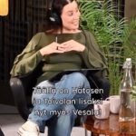 Alma Hätönen Instagram - SIIS MITÄ? Ai Paula Vesala, Jani Toivola ja meikäläinen samassa podcastissa puhumassa elämästä, kuolemasta, kulttuurista, dildoista taiteesta, audiosta ja vaikka mistä muusta?! Kuulostaa täydelliseltä! Tiedätkö mikä on vielä edellä mainittuakin parempaa? Se, että sut on kutsuttu keskusteluun mukaan 💜 Morjens, mikä kunnia on olla osa tällasta porukkaa ja saada tehdä töitä näiden hauskojen ja viisaiden ihmisten kanssa. Äänen himo -podcast löytyy Yle areenasta ja laitan bioon suoran linkin viimeisimpään jaksoon. Tuuthan mukaan?🫶 #podcast #äänenhimo #yleaudiodraama