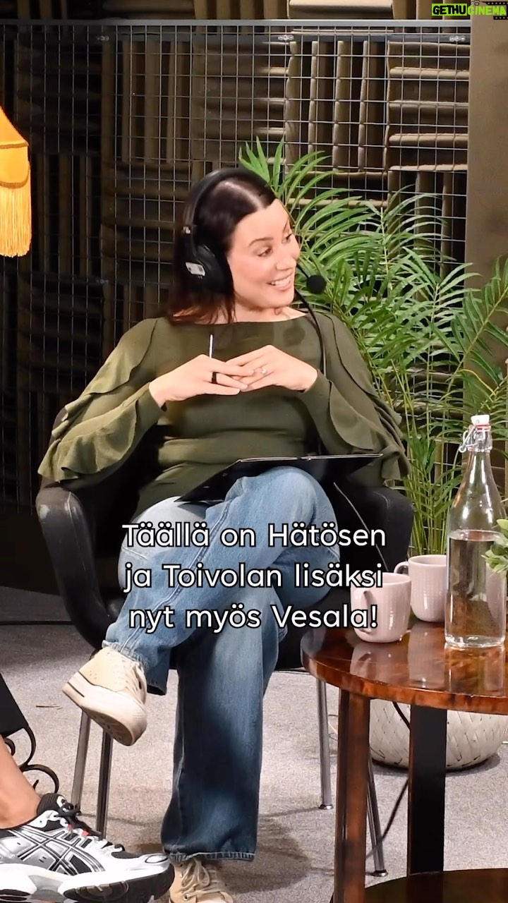 Alma Hätönen Instagram - SIIS MITÄ? Ai Paula Vesala, Jani Toivola ja meikäläinen samassa podcastissa puhumassa elämästä, kuolemasta, kulttuurista, dildoista taiteesta, audiosta ja vaikka mistä muusta?! Kuulostaa täydelliseltä! Tiedätkö mikä on vielä edellä mainittuakin parempaa? Se, että sut on kutsuttu keskusteluun mukaan 💜 Morjens, mikä kunnia on olla osa tällasta porukkaa ja saada tehdä töitä näiden hauskojen ja viisaiden ihmisten kanssa. Äänen himo -podcast löytyy Yle areenasta ja laitan bioon suoran linkin viimeisimpään jaksoon. Tuuthan mukaan?🫶 #podcast #äänenhimo #yleaudiodraama