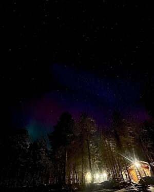 Alma Hätönen Instagram - Sana revontulet tulee vanhasta suomalaisesta uskomuksesta, että tulikettu huiskii hännällään kallioita tai tunturin kupeita sytyttäen hankauksen kautta kipinöitä, revontulia 🦊🔥✨

The finnish word for northern lights "revontulet" comes from the word "repo" which means fox and the word ”tuli” which means fire. According to an old finnish folktale northern lights are born when the magical firefox runs in the arctic hills and its tail hits the snow. Firefox’s tail produces sparks setting the sky on fire causing a colorful phenomenon that can be seen in the sky🦊🔥✨

#lapland #northernlights #visitfinland #finland