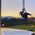Alma Hätönen Instagram – Kun lähdin tänne retriitille ja vähän epäröin, että mitähän tästä tulee, mun läheinen muistutti, että ”SINÄ OLET SEIKKAILIJA! Löydä se puoli itsestäsi taas.”

Ja sitä on nyt etsitty. On ollut aivan ihanaa ja joka päivä olen saanut ylittää itseni turvallisessa ympäristössä ja opetuksessa. 🥹💕

Oon vielä ihan newbie näissä ilma-akrohommissa, mutta koko ajan uskallan vähän enemmän. Etsin ja haen sitä seikkailijaa minussa ja rohkeutta tehdä ja mennä ja mietin, kuinka säilyttää se puoli itsestäni arjen pyörteissä. Se puoli on on ollut olemassa aina, enkä halua unohtaa sitä koskaan✨

Tunnistatko samoja ajatuksia?