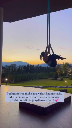 Alma Hätönen Instagram - Kun lähdin tänne retriitille ja vähän epäröin, että mitähän tästä tulee, mun läheinen muistutti, että ”SINÄ OLET SEIKKAILIJA! Löydä se puoli itsestäsi taas.”

Ja sitä on nyt etsitty. On ollut aivan ihanaa ja joka päivä olen saanut ylittää itseni turvallisessa ympäristössä ja opetuksessa. 🥹💕

Oon vielä ihan newbie näissä ilma-akrohommissa, mutta koko ajan uskallan vähän enemmän. Etsin ja haen sitä seikkailijaa minussa ja rohkeutta tehdä ja mennä ja mietin, kuinka säilyttää se puoli itsestäni arjen pyörteissä. Se puoli on on ollut olemassa aina, enkä halua unohtaa sitä koskaan✨

Tunnistatko samoja ajatuksia?