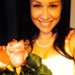 Alma Hätönen Instagram - Vuosipäivä. Tää päivä osui aina välillä kalenterissa silmään, mutten oikein osannut silti varautua siihen miten nopeasti se saapui🤍 Sureminen on ollut aivan erilaista kuin kuvittelin ja kulkenut omassa rytmissään minusta tai maailmasta piittaamatta. Se saattaa tulla käymään hiljaisissa hetkissä tai yllättää Prisman kassalla. Viime syksyn väsymys on puolestaan saapunut perille vasta nyt ja ymmärrän, että elämän tasaantumisessa menee vielä pitkään. Toivon, että muistettaisiin se, että läheisensä menettäneillä voi mennä pitkäänkin saavuttaa täysi tasapaino, jos se on edes mahdollista. On ollut vaikea selittää itselleen tai muille miksi on väsynyt vaikka juuri nyt kuormitus ei ole liikaa. Ja juuri siksi se väsymys saapuukin. Nyt on tilaa ✨ Ei elämä onneksi ole ollut pelkkää itkua, kärsimystä, surua ja väsymystä menetyksenkään jälkeen. Vaan täynnä kauniita hetkiä, naurua, muistoja, ystäviä ja ihan tavallista hyvää arkea. Ja sitä se kaikki on suurimmaksi osaksi. Päivät on yhä vapaampia surun hetkistä, mutta ne kulkevat mukana pinnan alla kuin odottamassa, että pääsevät yllättämään 🤍✨ Rakastan sinua Eeva. Ikävä on valtava. Terveisiä sinne toiselle puolelle 💫