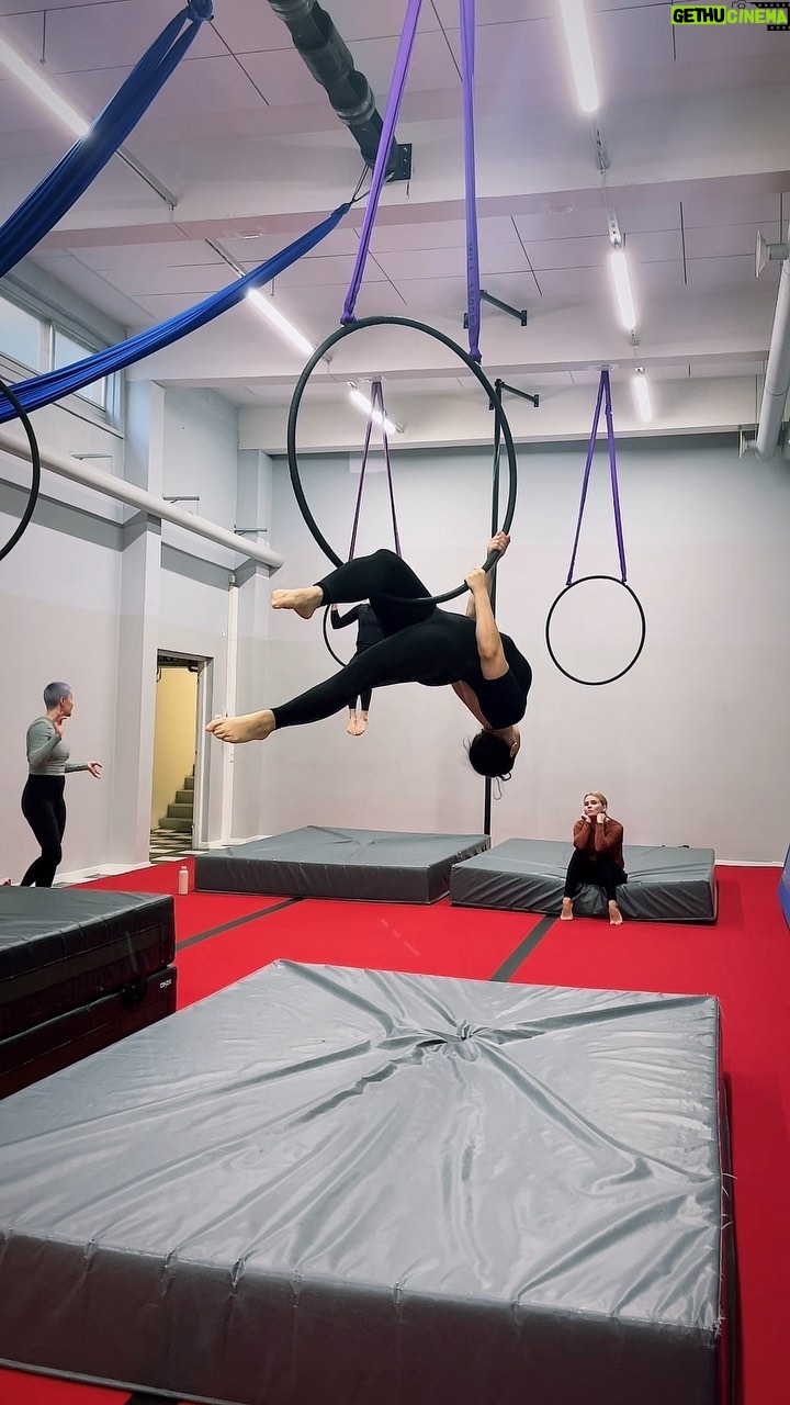 Alma Hätönen Instagram - Temppuilu on vaan parasta! 🤸♀️ Meillä on perjantainen ilma-akrokerho @petrakalliomaa johdolla, johon kuuluu mun lisäksi huiput @tiiasusannae @johannapuhakka ja @monika.lindeman. Tästä pienestä hetkestä perjantaisin on tullut mun viikon tärkein hengähdyshetki. Naurua, liikettä, kannustusta ja iloa. Just sitä mitä liikunta on parhaimmillaan 💜