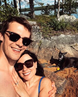 Alma Hätönen Instagram - LOL ME MENTIIN VIIME VIIKOLLA KIHLOIHIN 💍 

Shantin mielestä ainaki aivan hauska! Myös sormessa kimalteleva kahden euron purkka-automaattisormus oli ihan hauska ja myös se et Jaakon piti pyöräyttää sitä purkka-automaattia joku viis kertaa et sai hyvän sormuksen niin lopulta oli JOPA kymmenen euron purkka-automaattisormus! 

MUTTA KAIKKEIN HAUSKINTA TÄSSÄ ON SE ET ME MENNÄÄN NAIMISIIN!🥹❤️