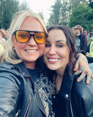Alma Hätönen Instagram - Tänään juontokeikalla Puujärven hyväksi🌿 Lipuilla kerättiin 15 000 euroa hyväntekeväisyyteen 🥹 Pidetään luonnosta huolta yhdessä 💚