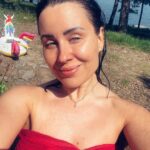 Alma Hätönen Instagram – Maailman ihanimmat pari päivää mökillä 🥹🦋 Tiedostin sen, että tässä hetkessä just nyt kaikki on tosi hyvin. Jossain vaiheessa tulee varmasti jotain murhetta, kuten elämään kuuluu, mutta _nyt_ on tasapaino ja rauha.✨