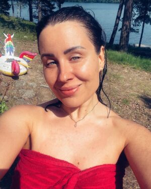 Alma Hätönen Instagram - Maailman ihanimmat pari päivää mökillä 🥹🦋 Tiedostin sen, että tässä hetkessä just nyt kaikki on tosi hyvin. Jossain vaiheessa tulee varmasti jotain murhetta, kuten elämään kuuluu, mutta _nyt_ on tasapaino ja rauha.✨