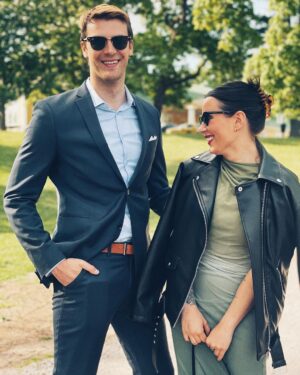Alma Hätönen Instagram - Elämäni rakkauden kanssa juhlimassa rakkautta🫶 

Onnea Hanna ja Roope💜