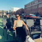 Alma Hätönen Instagram – Kävin nostamassa maljan päättyneelle pääsykoerupeamalle✨ Tänään oli siis psykologian ja logopedian pääsykokeet. Menin rauhallisin mielin, jotenkin nauratti koko tilanne. Että siellä me aikuiset ollaan rivissä hallissa vastaamassa kysymyksiin seuraavat kolme tuntia. Se tuntui samaan aikaan joltain maailman hassuimmalta larpilta ja maailman tärkeimmältä. 

Kokeesta en osaa sanoa yhtään, että miten meni! Joko hyvin tai huonosti 🤷‍♀️ 
Aivot on tehnyt kuitenki valtavan työn ja tänään kiittelinkin niitä tästä prosessista. Hirveästi on opittu ja se tehty mitä pystyttiin. 🧠 

Nyt tovi lepoa ja sen jälkeen aloittelen kasaamaan uutta Yöpuolen tarinoita kautta 🔮