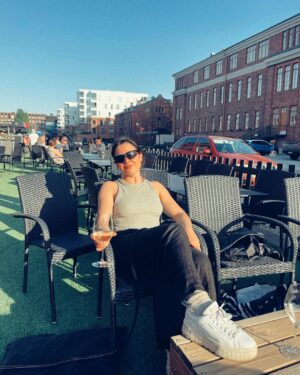 Alma Hätönen Instagram - Kävin nostamassa maljan päättyneelle pääsykoerupeamalle✨ Tänään oli siis psykologian ja logopedian pääsykokeet. Menin rauhallisin mielin, jotenkin nauratti koko tilanne. Että siellä me aikuiset ollaan rivissä hallissa vastaamassa kysymyksiin seuraavat kolme tuntia. Se tuntui samaan aikaan joltain maailman hassuimmalta larpilta ja maailman tärkeimmältä. 

Kokeesta en osaa sanoa yhtään, että miten meni! Joko hyvin tai huonosti 🤷‍♀️ 
Aivot on tehnyt kuitenki valtavan työn ja tänään kiittelinkin niitä tästä prosessista. Hirveästi on opittu ja se tehty mitä pystyttiin. 🧠 

Nyt tovi lepoa ja sen jälkeen aloittelen kasaamaan uutta Yöpuolen tarinoita kautta 🔮