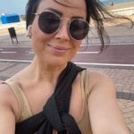 Alma Hätönen Instagram – Aattelin, että teen sellasen ”olipa kyllä ihanan tapahtumarikas reissu Espanjaan” postauksen, mut kuten näistä kuvista näkee: Ei ollut! Kävin rannalla kerran, läppärin ääressä kävin senkin edestä🤓

mutta oli ihanaa nähdä äitiä ja hänen kumppaniaan sekä opiskella rauhassa ilman arjen kiireitä. Et ehkä oliki kyl aika ihanaa vaikka ei tapahtumarikasta💜 

Ylihuomenna on sitten psykan ja logopedian pääsykokeet. Olo on rauhallinen, se on tehty mikä on ollut tehtävissä eikä se etukäteen stressaamalla muuksi muutu. Koe voi olla mitä tahansa. Muutenkin meen lähinnä treenaamaan koetilannetta tulevaisuutta varten. Hienoa ja aivan parasta, jos siitä seuraa jotain, mutta oon ymmärtänyt, että näille aloille haetaan usein about 2-7x ennen sisäänpääsyä, joten otan aika chillisti🧘‍♀️ OKEI PAKKO LISÄTÄ ET MYÖS JOKA VIIDES MINUUTTI JÄNNITTÄÄ IHAN PERKULEESTI. 
Mut sit taas ihan chill 🌊🌊🌊