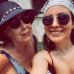 Alma Hätönen Instagram - Tulin viettämään äitienpäivää äidin luo tänne Espanjaan. Se tuntu erityisen tärkeältä nyt, kun on ensimmäinen äitienpäivä siskoni lähdön jälkeen 🕊️ Tänään on muisteltu, itketty ja naurettu. Mulla on maailman paras äiti ja vaikka kuinka vanhaksi tulen niin kaipaan aina äidin luo. Hyvää äitienpäivää❤️