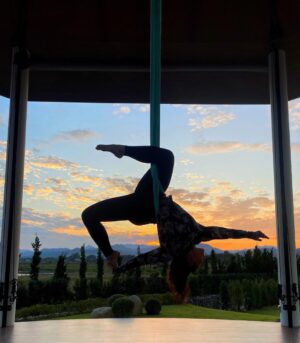 Alma Hätönen Instagram - Living a dream ✨ 

Kiitos @petrakalliomaa ja @flykaravek 🫶

#aerial #aerialacrobatics #thailand