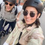 Alma Hätönen Instagram - Eilisen tunnelmaa ☀️ 🫶Pitkästä aikaa oikein treffeille Ps. kaikki coolit tyypit käyttää kypärää 🎬Käytiin katsomassa ihana Aftersun ja leffateatterin vessassa oli kiva valo 🍷käytiin Café Talossa viinillä ja muistelemassa sitä kuinka se oli 7 vuotta sitten meidän vakkaripaikka, joka oli aina täynnä ystäviä! Nyt ei tunnettu sieltä enää ketään 🙃 🌸maailman kauneimmat kukat ja opiskelusotkut, jotka pakkaan tänään laukkuun, koska: LÄHDEN ESPANJAAN! Meen äidin luo viettämään äitienpäivää ja opiskelemaan viikoksi. Best✨💜