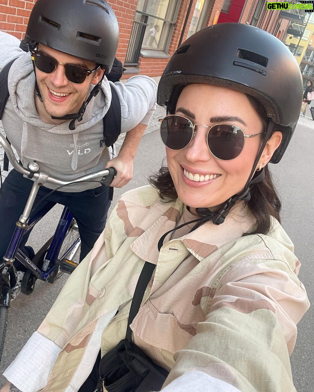 Alma Hätönen Instagram - Eilisen tunnelmaa ☀️ 🫶Pitkästä aikaa oikein treffeille Ps. kaikki coolit tyypit käyttää kypärää 🎬Käytiin katsomassa ihana Aftersun ja leffateatterin vessassa oli kiva valo 🍷käytiin Café Talossa viinillä ja muistelemassa sitä kuinka se oli 7 vuotta sitten meidän vakkaripaikka, joka oli aina täynnä ystäviä! Nyt ei tunnettu sieltä enää ketään 🙃 🌸maailman kauneimmat kukat ja opiskelusotkut, jotka pakkaan tänään laukkuun, koska: LÄHDEN ESPANJAAN! Meen äidin luo viettämään äitienpäivää ja opiskelemaan viikoksi. Best✨💜