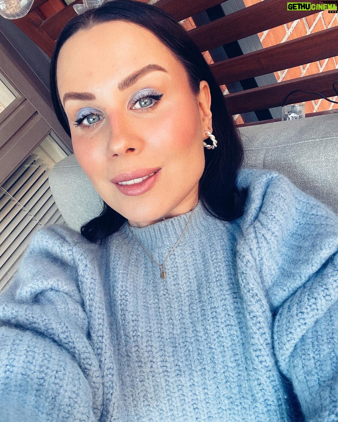 Alma Hätönen Instagram - Kävin eilen vähän kylillä nauttimassa kulttuurista🎭 The Pimpsons oli U P E A! Huomaan, että tulee nykyään käytettyä tosi vähän alkoholia (toki en ennenkään oo erityisemmin käyttänyt) ja se tuntuu hyvältä. Edelleen aion ottaa viinilasillisen jos toisenkin ystävien kanssa, jos siltä tuntuu. Valitsen kuitenkin nykyään selvästi useammin alkoholittoman vaihtoehdon ja ennen kaikkea kynnys siihen sosiaalisissa tilanteissa on matalampi kuin ennen🤩 Oon tosta valinnasta tänään kiitollinen, kun huomasin muutenkin kropassa ylivirittyneisyyttä ja leposykkeet oli korkealla. Nyt nappaan heti tästä kiinni ja lepään tänään vaikka tarkoitus oli opiskella ja hoitaa juttuja. Liian monta kertaa oon sivuuttanut nää selvät merkit, mutta en enää💜 Nyt siis 100% pötköttelyä luvassa!