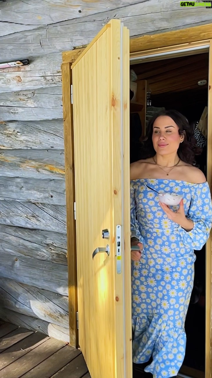 Alma Hätönen Instagram - 🍨Mainos @ainojaatelo 🍨 Jos mun pitäisi valita yksi herkku, jota syön koko loppuelämäni se olisi ehdottomasti jäätelö! Sen takia en ymmärrä yhtään näitä joka vuotisia “Kevään eka jäätelö” hehkutuksia, koska jäätelöähän voi syödä ympäri vuoden, eikä suinkaan vain kesäisin 🤷♀️ Siksi sanonkin, että: Aino on hyvä hetki jäätelölle! 😂 Tämä ihana herkku josta tässä nautiskelen on Ainon boysenmarja juustokakku- jäätelö. Taas yks syy lisää, miks jäätelö on parasta: Saat sekä kakun, että jäätelön yhdessä paketissa. Parasta! Ps. Aino tukee Ylä-Lapin ikimetsien suojelutyötä, joka on älyttömän tärkeää. Ylä-Lapissa sijaitsevat Euroopan viimeiset koskaan hakkaamattomat luonnonmetsät 🌲Ikimetsät ovat tärkeitä luonnon monimuotoisuuden säilyttäjiä 💚 #ainojäätelö #löydäluonnonvoimasi