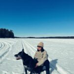 Alma Hätönen Instagram - Käytiin viihtymässä tässä mökin järvellä järkättävissä perinteikkäissä pilkkikisoissa. Ite keskityttiin kyllä lähinnä paikallisten kanssa höpöttelyyn ja vohveleihin🧇 Shanti oli taas good boy 🐶 Lappi
