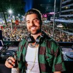 Alok Instagram – Clássico é curtir o carnaval do jeito que quiser.
É brindar, cantar e aproveitar cada segundo.
Alok e Black Princess tiraram muita gente do chão e fizeram do trio mais elétrico do carnaval um verdadeiro clássico da festa mais popular do mundo.
Pode vir, 2024 ✨