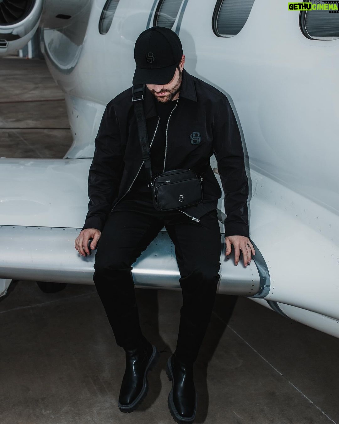 Alok Instagram - Double B, Every Me. The choice is yours to unlock the BOSS you were meant to be #BeYourOwnBOSS #ad Stay tuned to my next shows: 08/02 - Camarote Villa Salvador - BA 09/02 - Camarote Salvador Salvador - BA 10/02 - Trio Salvador Salvador - BA 11/02 - Camarote Olinda Olinda - PE 11/02 - Carvalheira Na Ladeira Olinda - PE 11/02 - Camarote Boa Viagem Recife - PE 12/02 - Tupã Folia Tupã - SP 12/02 - Bloco Oba São José Do Rio Preto - SP 13/02 - Trio Radio Mix São Paulo - SP 13/02 - Cidade Do Carnaval São Luís - MA 13/02 - Benefolia São Benedito - CE 15/02 - Posh Copacabana Palace Rio De Janeiro - RJ 17/02 - La Solar Festival Medellin, Colômbia