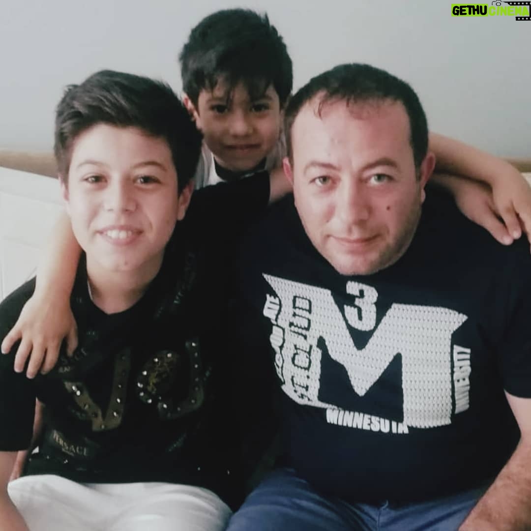 Alp Akar Instagram - Tüm babaların babalar günü kutlu olsun .Başta babam olmak üzere 🚀🚀@yalcin.akarr #alpakar my father ,My brother 💙