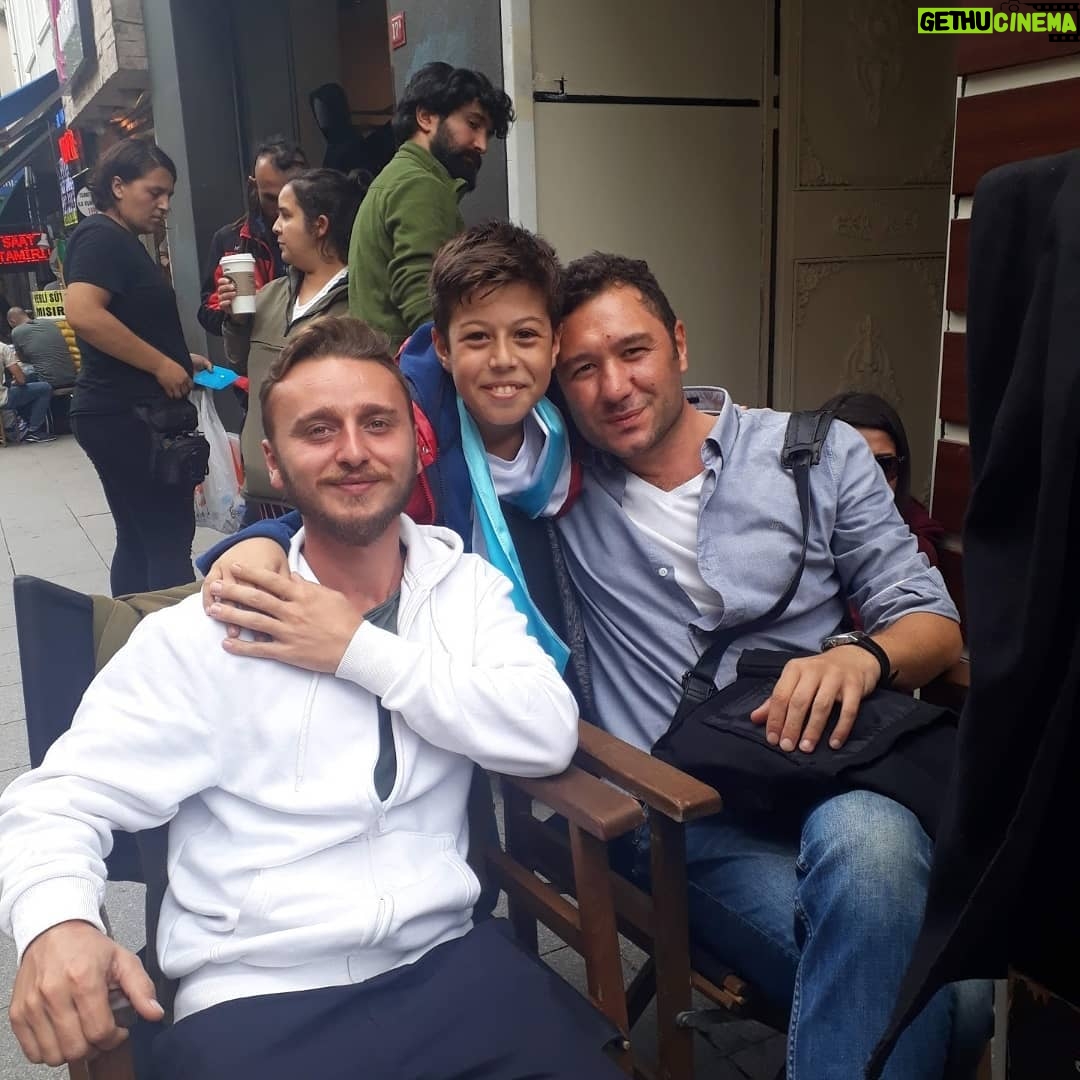 Alp Akar Instagram - #evet #çok #şanslıyım #yönetmen @muratkerasus #hocam #birbirimizi #sevdigimiz #doğrudur @ozgurrcakarr @erdemkolayca @asyadksc #sizi #seviyorum #bizimhikaye #bizimhikayedizi #medyapimresmi #foxturkiye 🚀🚀✌✌ Istanbul Province