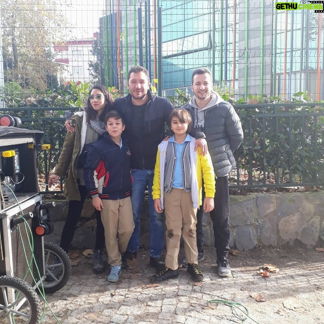 Alp Akar Instagram - #evet #çok #şanslıyım #yönetmen @muratkerasus #hocam #birbirimizi #sevdigimiz #doğrudur @ozgurrcakarr @erdemkolayca @asyadksc #sizi #seviyorum #bizimhikaye #bizimhikayedizi #medyapimresmi #foxturkiye 🚀🚀✌✌ Istanbul Province