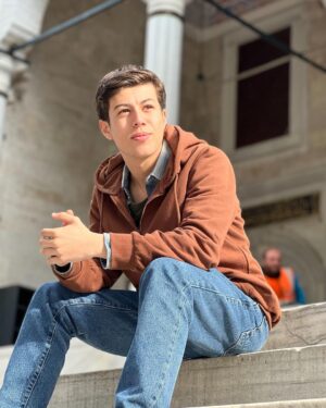 Alp Akar Instagram - Yusuf’un yolculuğuna başlıyorum... Bu akşam saat 20.00  @trt1 @yurekcikmazitrt @goldfilmyapim @atike_hinclier @ilkerbackstage 📸 @actorsmanagement herkese iyi seyirler 🚀♥️