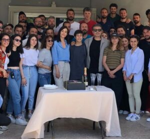 Alp Akar Instagram - Benim "Ali"ile olan yolculuğum burada  bitti...Bana bu güzel karekteri teslim eden, bana güvenen Yapımcım Fatih Aksoy Abime ,Yönetmenim @neslihanyesilyurt hocama, @merve_colak hocama , @medyapimresmi @kanald ,@mednovayapim @sadakatsizdizi @selen.sevigen ,#gülümsünözkök yapımcılarıma sonsuz teşekkür ederim...Şanslıyım demiştim, en büyük şansım @cansudere Ablam @canercindoruk Abim aynı sahneyi paylaşmak muhteşem bir duygu anlatılmaz yaşanır ...Üvey annesinin gülü @melisssezen :) Bu keyifli  yolculukta beraber olduğum tüm oyuncu büyüklerim, oyuncu arkadaşlarım iyiki sizinle olmuşum. Hepinize sonsuz teşekkür ederim.. Usta kalemiyle: @dilarapamuk @arzuyurtsevenn @kemalhmmcglu  @sadakatsizdizi senaristlerine sonsuz teşekkür ederim.. Gizli kahramanlar: Tüm ekip emeğine, yüreğine sağlık bu başarı onların! Biz sıcacık bir aile olduk... 60 Bölüm iki sezon bizi yanlız bırakmayan seyircimize teşekkür ederim.. Tabiki menajerim @actorsmanagement Teşekkürler .. 
Bu bir ayrılık  değil... Yeni projelerde buluşmak dileğiyle 👋🙏✨
