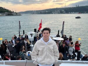 Alp Akar Instagram - Mükemmel bir projenin daha sonuna geldik herkesin ellerine, emeğine, yüreğine, sağlık buraya bir Yusuf bırakıyorum.  İyi ki varsınız iyi ki yollarımız kesişmiş  sevgiyle  @serdargozelekli @senemzencir @bahadirince @nurdannerez @goldfilmyapim @yurekcikmazitrt @trt1 @atike_hinclier_cosan @vilmer67 #aylahaciogullari @toprak_karaoglu @actorsmanagement 🚀