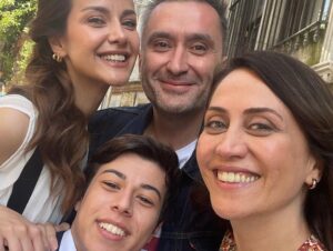 Alp Akar Instagram - Mükemmel bir projenin daha sonuna geldik herkesin ellerine, emeğine, yüreğine, sağlık buraya bir Yusuf bırakıyorum.  İyi ki varsınız iyi ki yollarımız kesişmiş  sevgiyle  @serdargozelekli @senemzencir @bahadirince @nurdannerez @goldfilmyapim @yurekcikmazitrt @trt1 @atike_hinclier_cosan @vilmer67 #aylahaciogullari @toprak_karaoglu @actorsmanagement 🚀