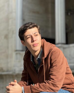 Alp Akar Instagram - Yusuf’un yolculuğuna başlıyorum... Bu akşam saat 20.00  @trt1 @yurekcikmazitrt @goldfilmyapim @atike_hinclier @ilkerbackstage 📸 @actorsmanagement herkese iyi seyirler 🚀♥️